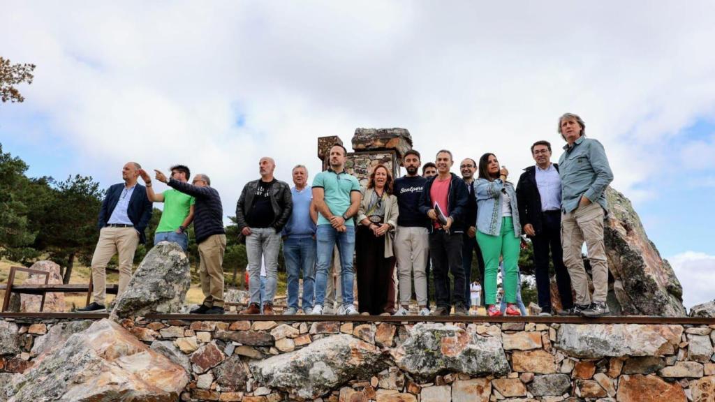 El secretario general del PSOECyL, Carlos Martínez, durante su visita al Parque Natural de Las Batuecas, en Salamanca, este lunes