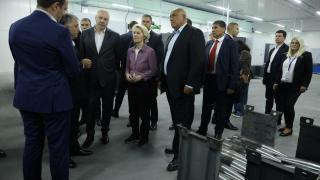 Ursula von der Leyen reunida con el primer ministro Rosen Zhelyazkov y otras autoridades húngaras.