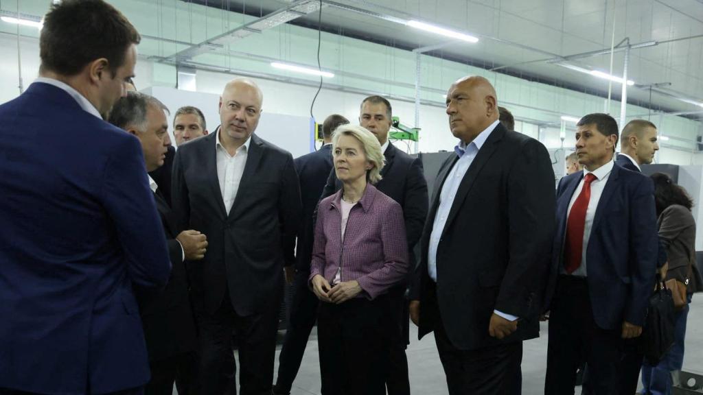 Ursula von der Leyen reunida con el primer ministro Rosen Zhelyazkov y otras autoridades húngaras.