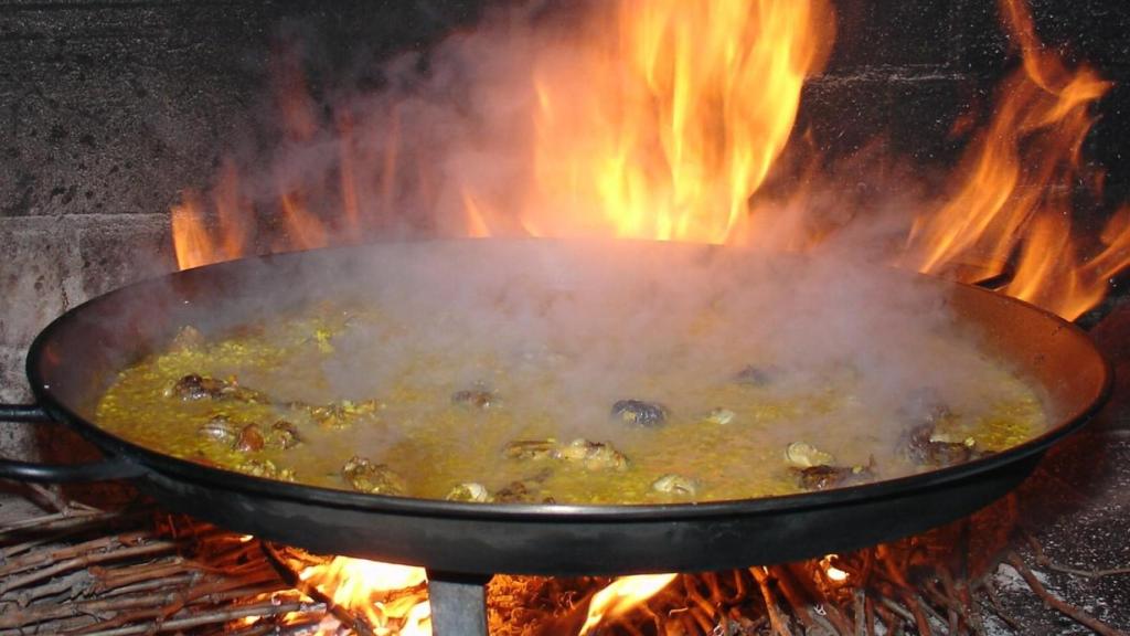 Arroz a la leña con caracoles.