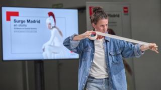 Inés Narváez durante una demostración de su espectáculo 'Ser bailarina —Pregunta colectiva—' en la presentación del festival Surge Madrid, este lunes en la Sala Réplika. Foto: Pablo Lorente