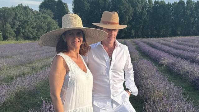 Samantha y Colate Vallejo-Nágera en su pueblo de Segovia durante un encuentro familiar