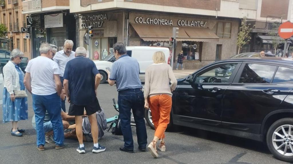 La joven en el suelo tras el accidente