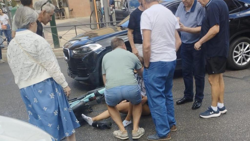 La joven herida en el suelo