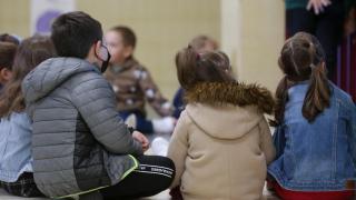 Alumnos sentados en su aula.
