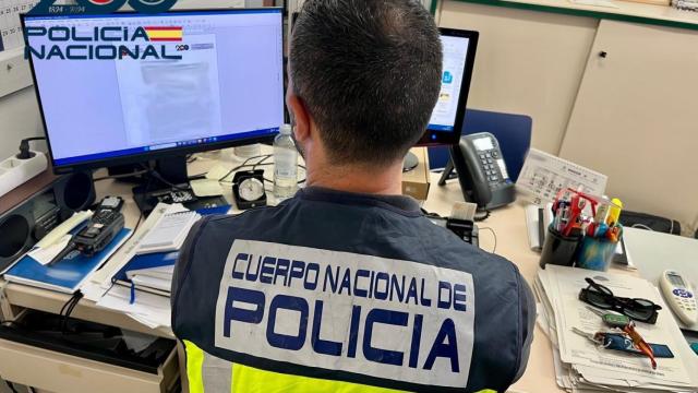 Imagen de un agente de la Policía Nacional frente a un ordenador.