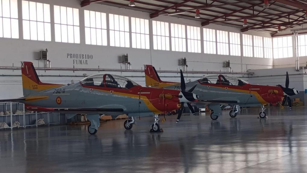 Un par de Pilatus PC-21 donde aprenderá a volar la princesa de Asturias, este lunes, en uno de los hangares de la AGA.