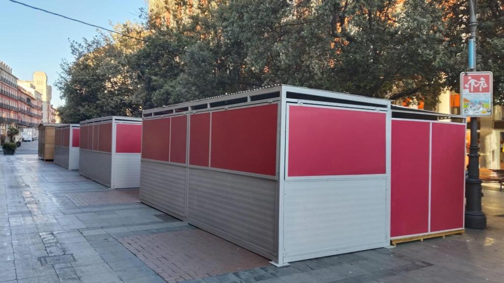 Imagen de las casetas de la Feria de Día en el entorno de la Plaza de Fuente Dorada
