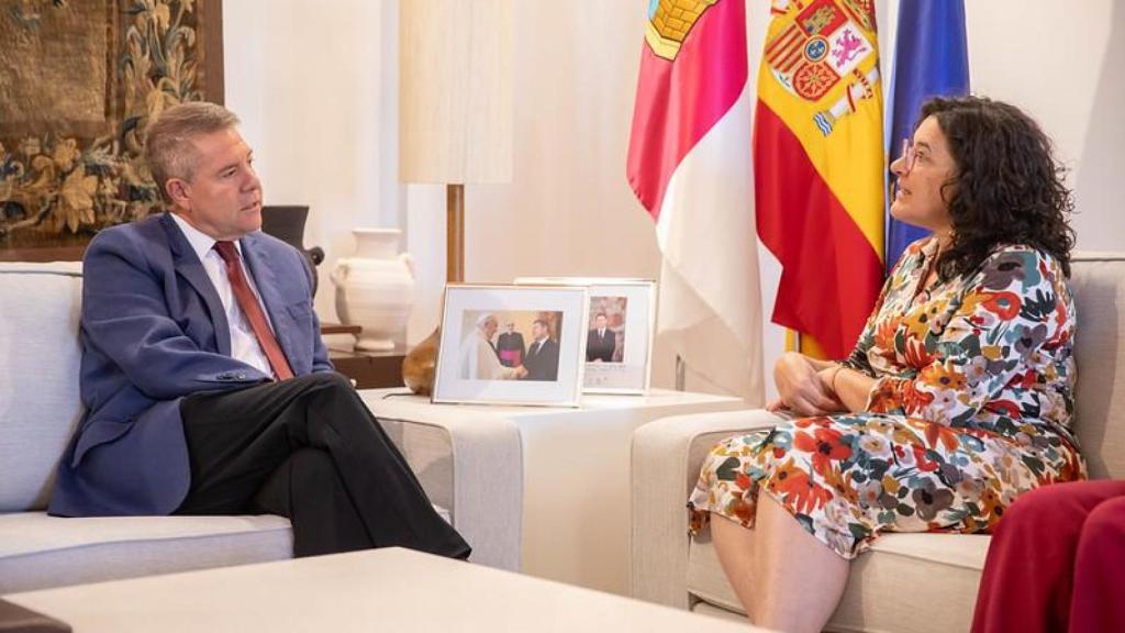 Emiliano García-Page charlando con Lola Alcónez.