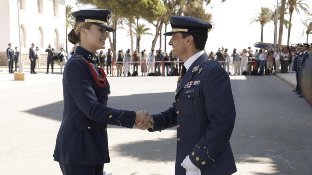 La princesa de Asturias, este lunes, saludando al director de la AGA, el coronel Luis Felipe González Asenjo.