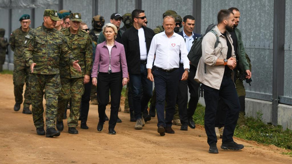 La presidenta de la Comisión Europea, Ursula Von Der Leyer, recorriendo la frontera entre Polonia y Bielorusia junto al primer ministro polaco  Donald Tusk