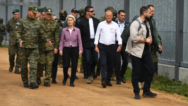 La presidenta de la Comisión Europea, Ursula Von Der Leyer, recorriendo la frontera entre Polonia y Bielorusia junto al primer ministro polaco  Donald Tusk
