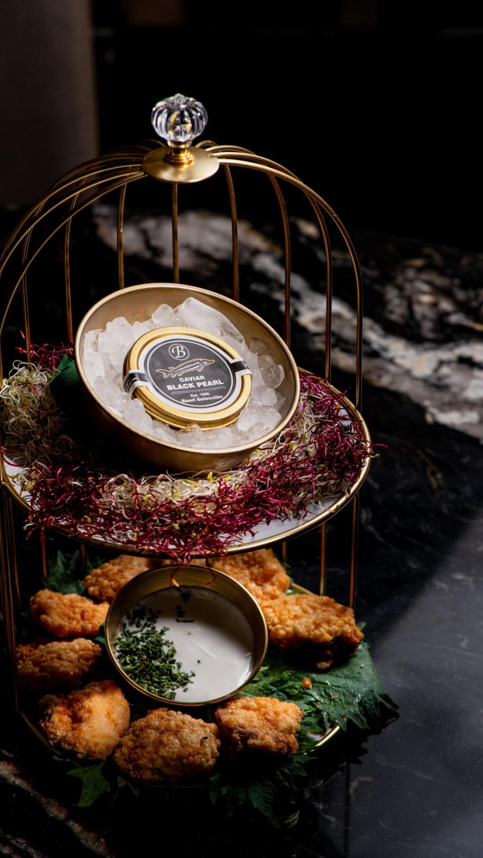 Nuggets crujientes con crema ligera de yogurt y caviar Imperial Black Pearl.