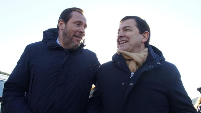 El ministro de Transportes y Movilidad Sostenible, Óscar Puente y el presidente de la Junta, Alfonso Fernández Mañueco, en una imagen de archivo