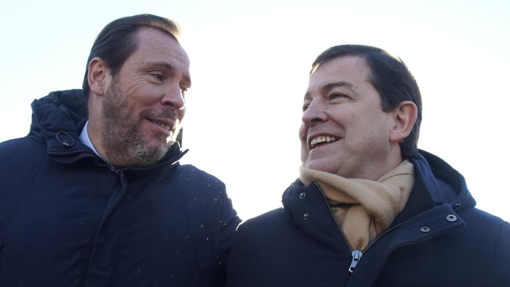 El ministro de Transportes y Movilidad Sostenible, Óscar Puente y el presidente de la Junta, Alfonso Fernández Mañueco, en una imagen de archivo