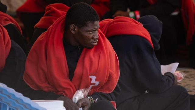 Varios migrantes a su llegada al Centro de Acogida Temporal de Extranjeros (CATE) de San Andrés en el Hierro, a 22 de agosto de 2024, en El Hierro, Canarias.