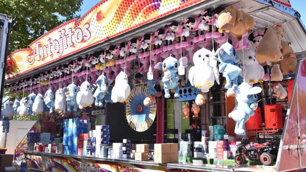 El montaje de la tómbola Antojitos en el Real de la Feria