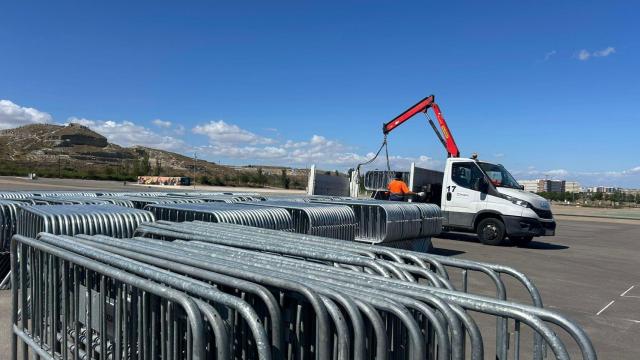 Montaje de las primeras vallas en el recinto de Espacio Zity, en Zaragoza.