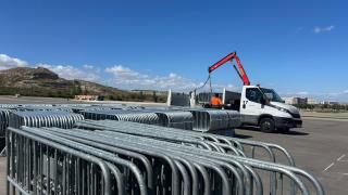Montaje de las primeras vallas en el recinto de Espacio Zity, en Zaragoza.