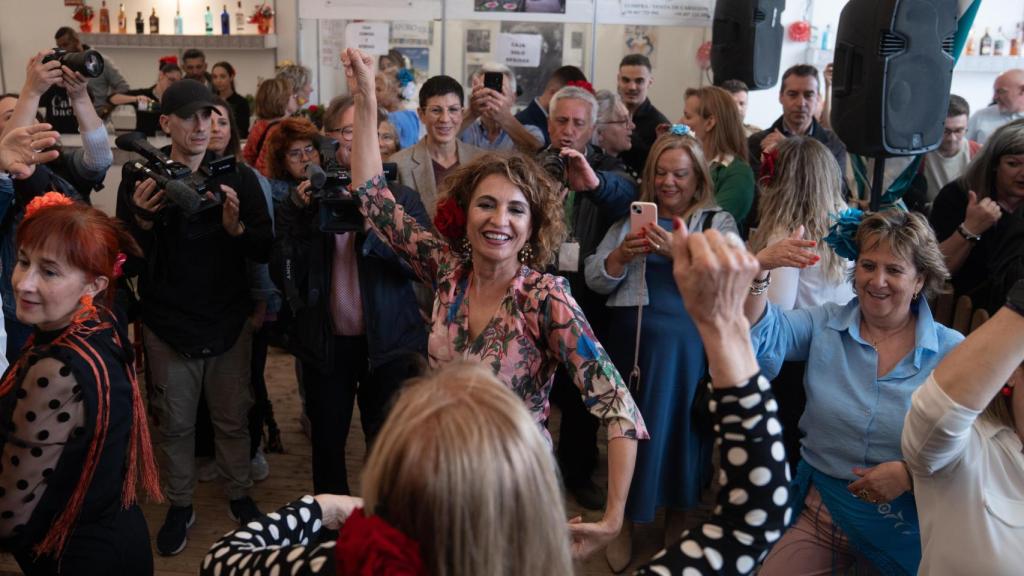 La vicepresidenta María Jesús Montero bailando sevillanas durante su visita a la Feria de Abril, el pasado mayo.