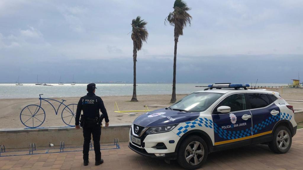 Un agente de la Policía Local de San Javier en una playa.