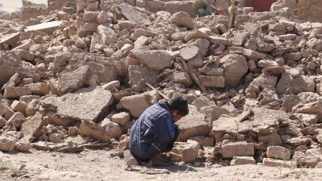Niño reacciona a la devastación del terremoto en Afganistán.