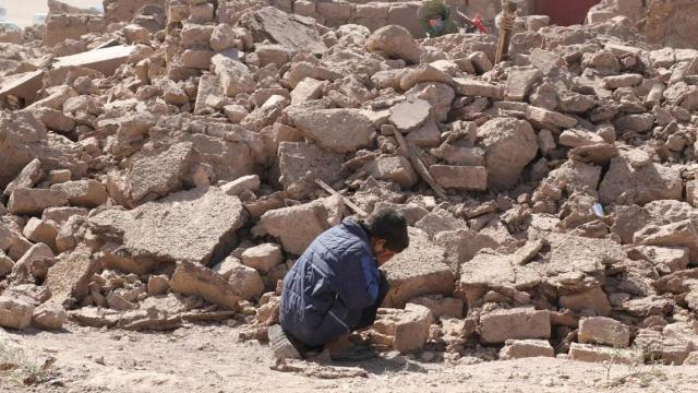 Niño reacciona a la devastación del terremoto en Afganistán.