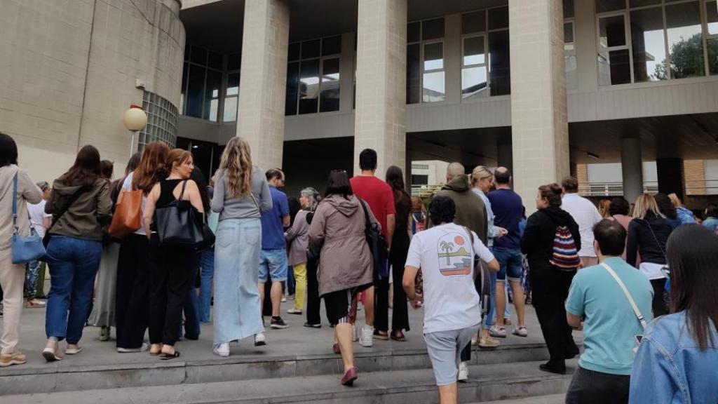 Opositores a auxiliar administrativo acceden a una de las pruebas celebradas el pasado verano en Zaragoza.