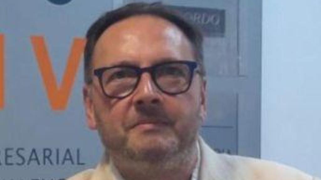 Manuel Espinar, Presidente de la Confederación de Hostelería y Turismo de la Comunidad Valenciana; a la derecha, un local sin turistas.