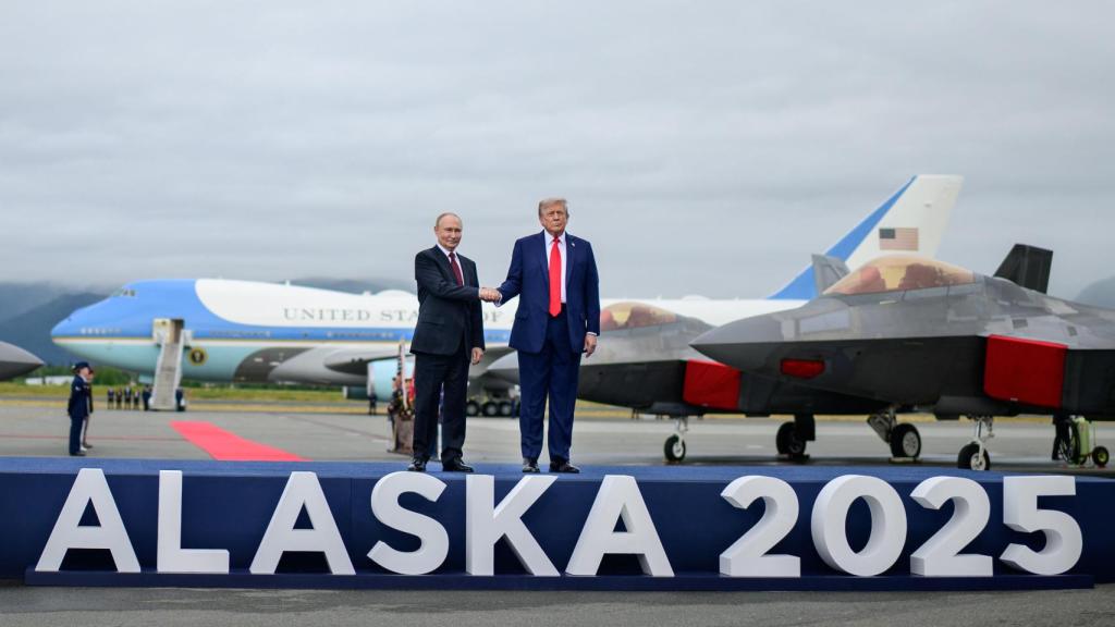 El presidente Donald Trump saluda al presidente ruso Vladimir Putin en la Base Conjunta Elmendorf Richardson en Anchorage, Alaska, el viernes 15 de agosto de 2025.