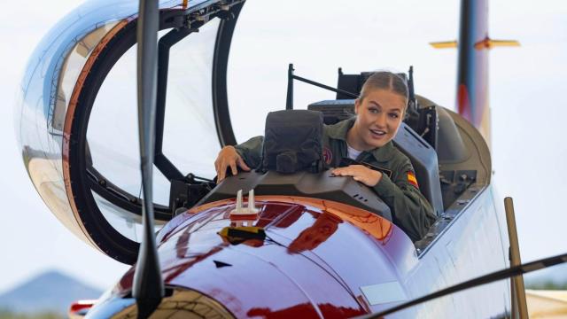La princesa de Asturias, este lunes, sentada en la cabina de un Pilatus PC-21 de la AGA en San Javier.