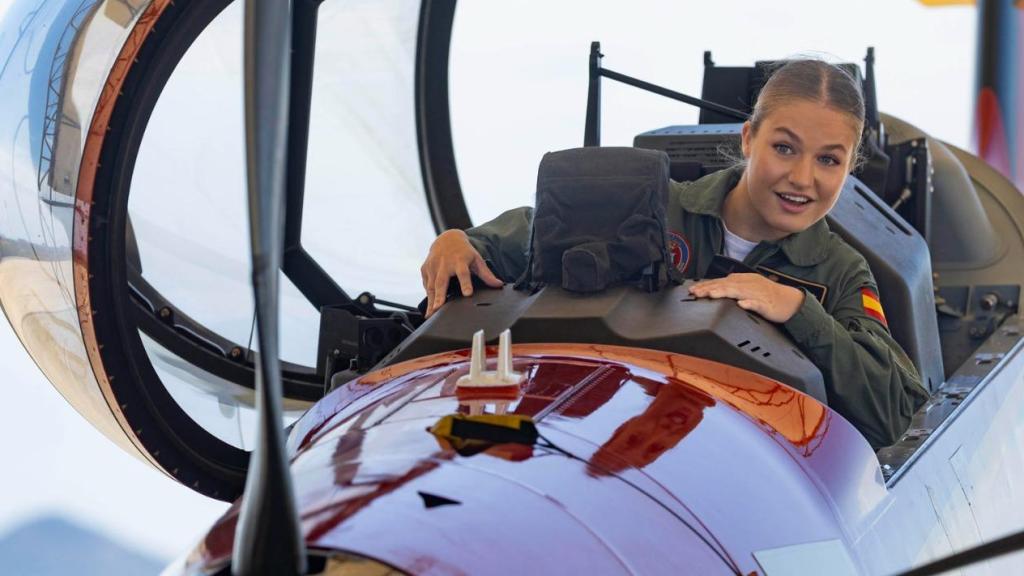 La princesa de Asturias, este lunes, sentada en la cabina de un Pilatus PC-21 de la AGA en San Javier.