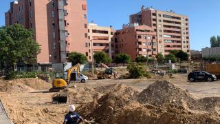 Un operario, este lunes en el solar del Actur, en Zaragoza.