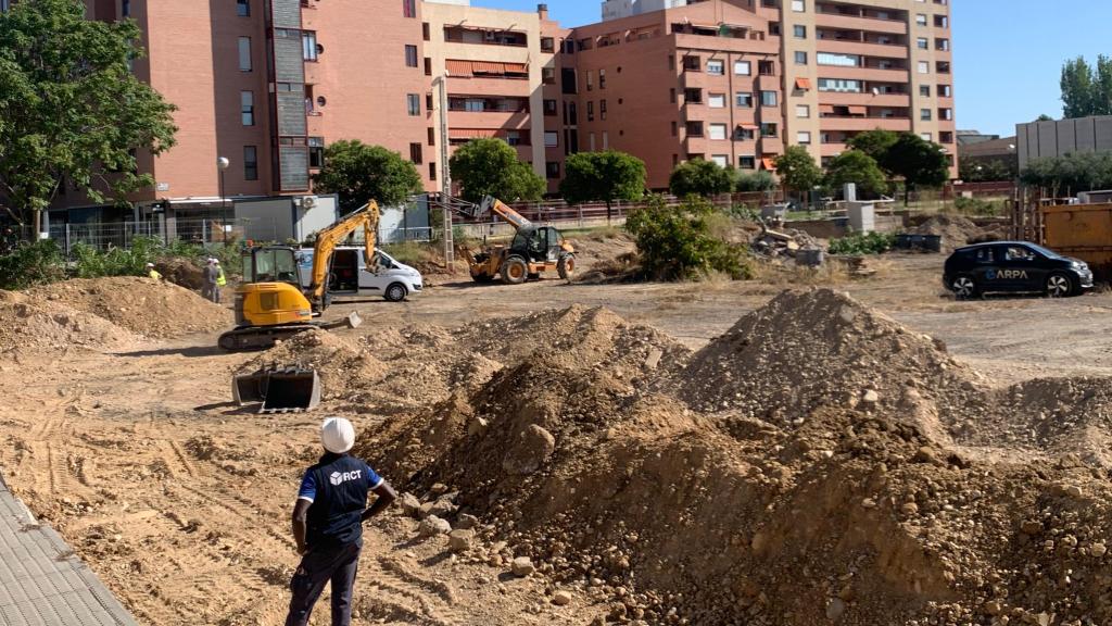 Un operario, este lunes en el solar del Actur, en Zaragoza.
