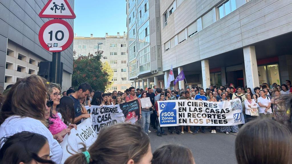 Algunos de los ciudadanos que han participado en la concentración de este lunes en Parque Goya.