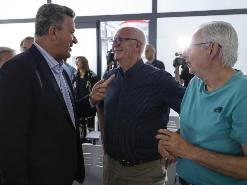 Martínez Mus junto al alcalde de Paiporta y el alcalde de Picanya. Rober Solsona / EP