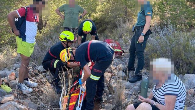 El momento del rescate esta tarde a la anciana de 90 años desaparecida en Benissa.