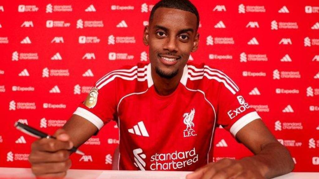 Isak firmando su nuevo contrato con el Liverpool.