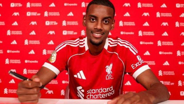 Isak firmando su nuevo contrato con el Liverpool.