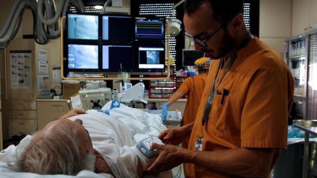 Imagen de archivo de un profesional sanitario de cardiología atendiendo a un paciente.