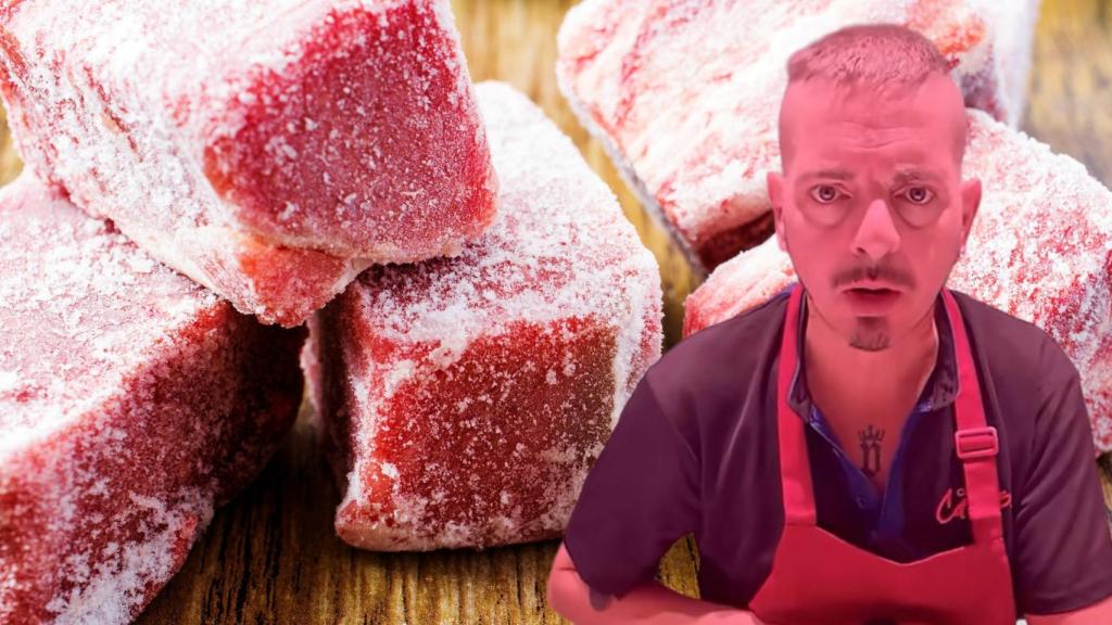 Un carnicero y unas piezas de carne congelada. Montaje de El Español