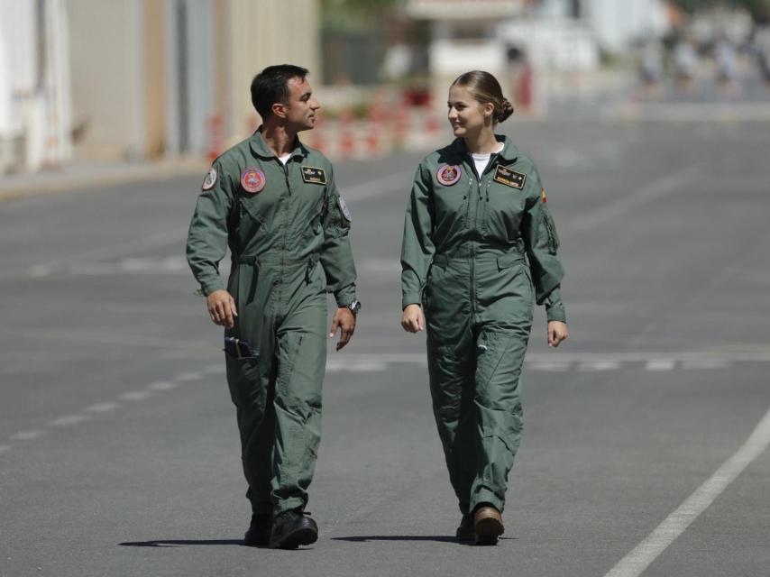 Leonor, con el mono de piloto recorriendo las instalaciones de la academia.