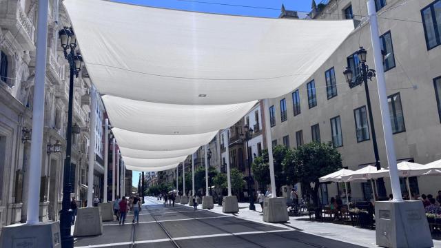Nuevo tramo de toldos en la Avenida de la Constitución.