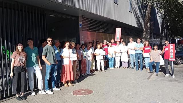 Concentración de protesta a las puertas del centro de salud Alamillo, en Sevilla.