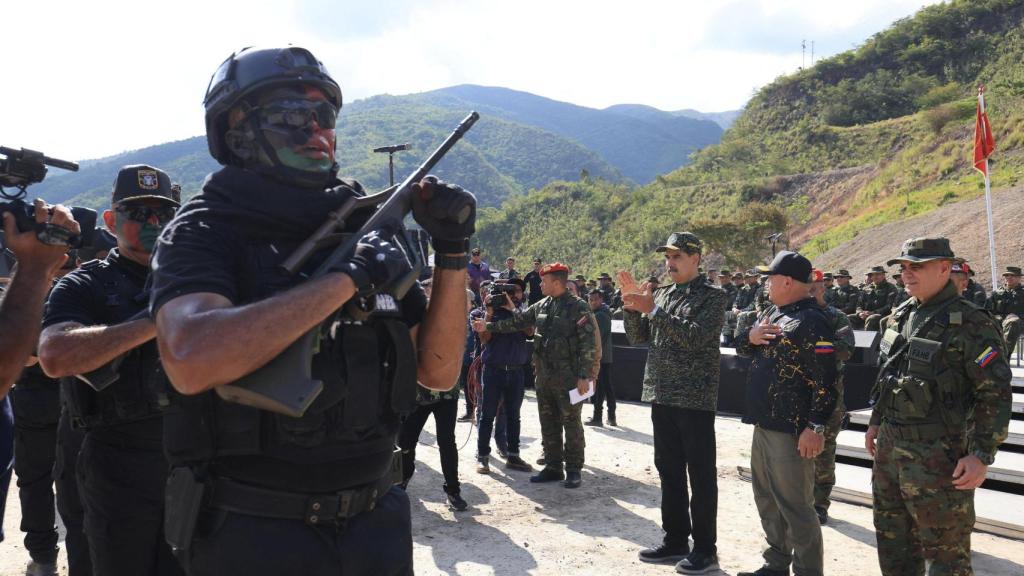 Policías y militares junto a Nicolás Maduro en Caracas.