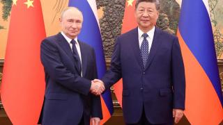 Xi Jinping saluda a Putin al inicio de su cumbre bilateral en Pekín.