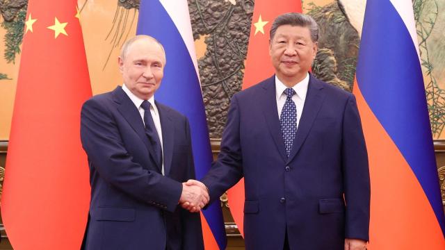 Xi Jinping saluda a Putin al inicio de su cumbre bilateral en Pekín.