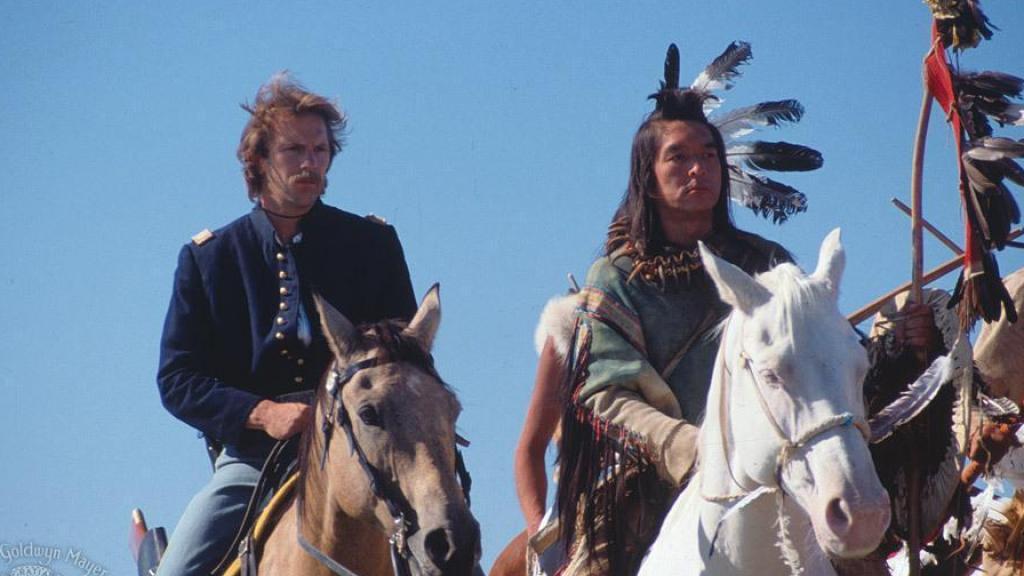 Kevin Costner y Graham Greene en un fotograma de 'Bailando con lobos'.