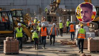 Montaje de Rafael Cubero con obreros de la construcción en una imagen creada con IA.