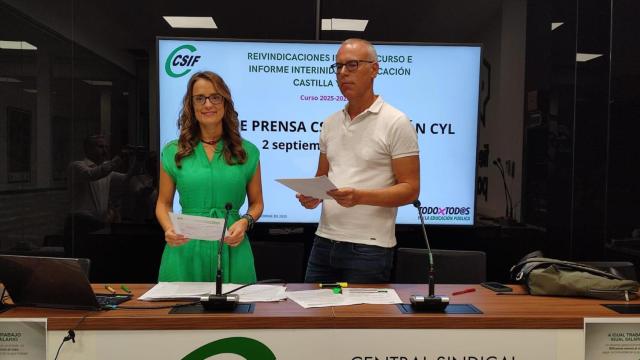 La presidenta del sector de Educación de CSIF Castilla y León, Isabel Madruga y el secretario de negociación del sector de Educación, Mariano González, durante una rueda de prensa